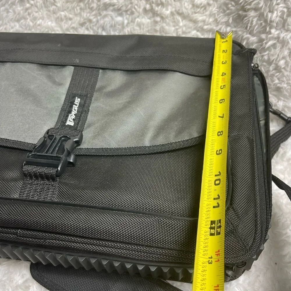 Targus Briefcase / laptop shoulder bag Black and gray Durable Nylon .